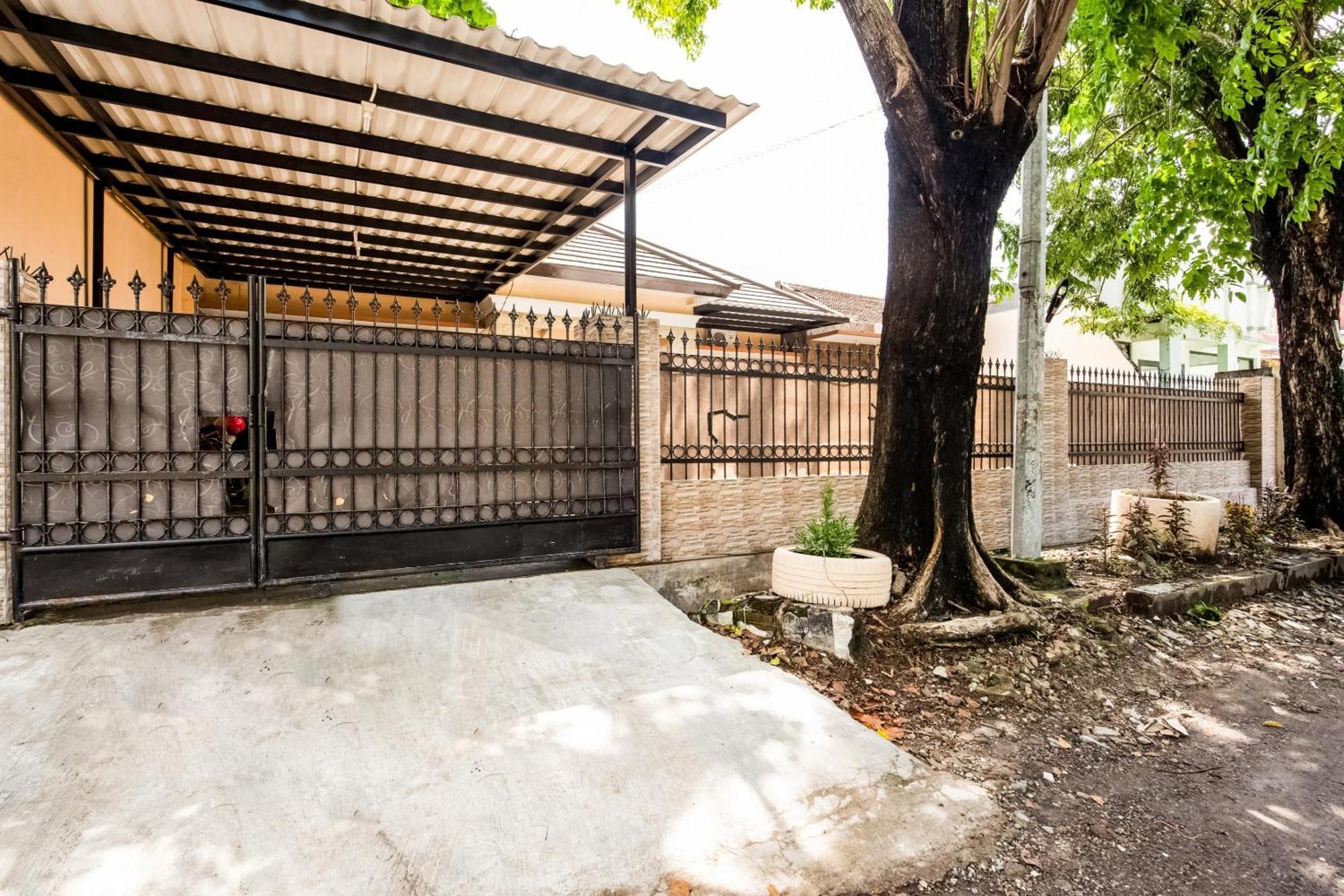 泗水 Oyo Life 3398 Griya Rm 19 Syariah酒店 外观 照片